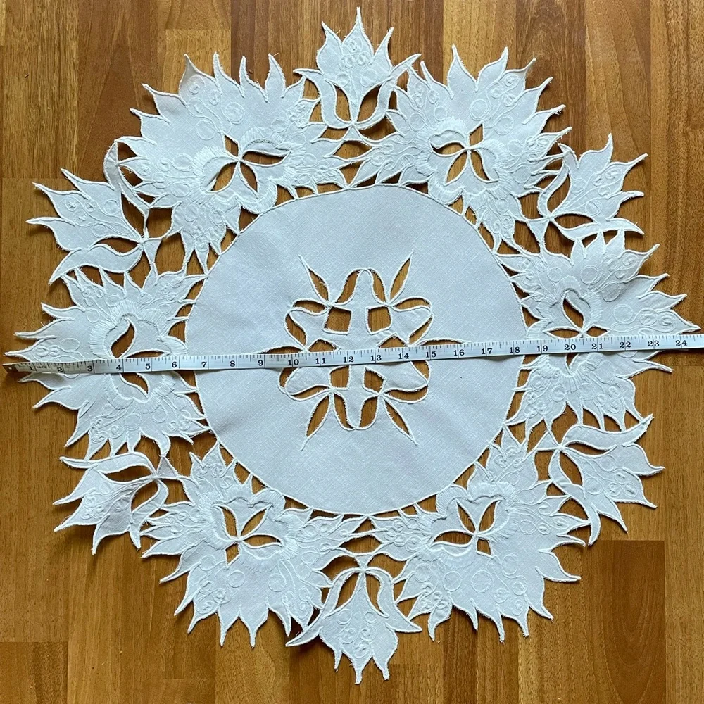 Embroidered round tablecloth - Picture 1 of 7